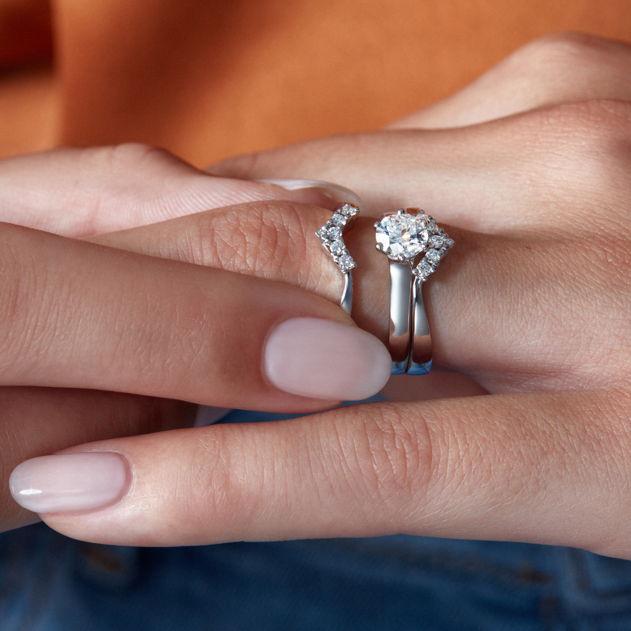 OJL Lumi-sormusyhdistelmä 1.00 ct timantilla ja syleilijöillä, valkokultaa, lähikuva