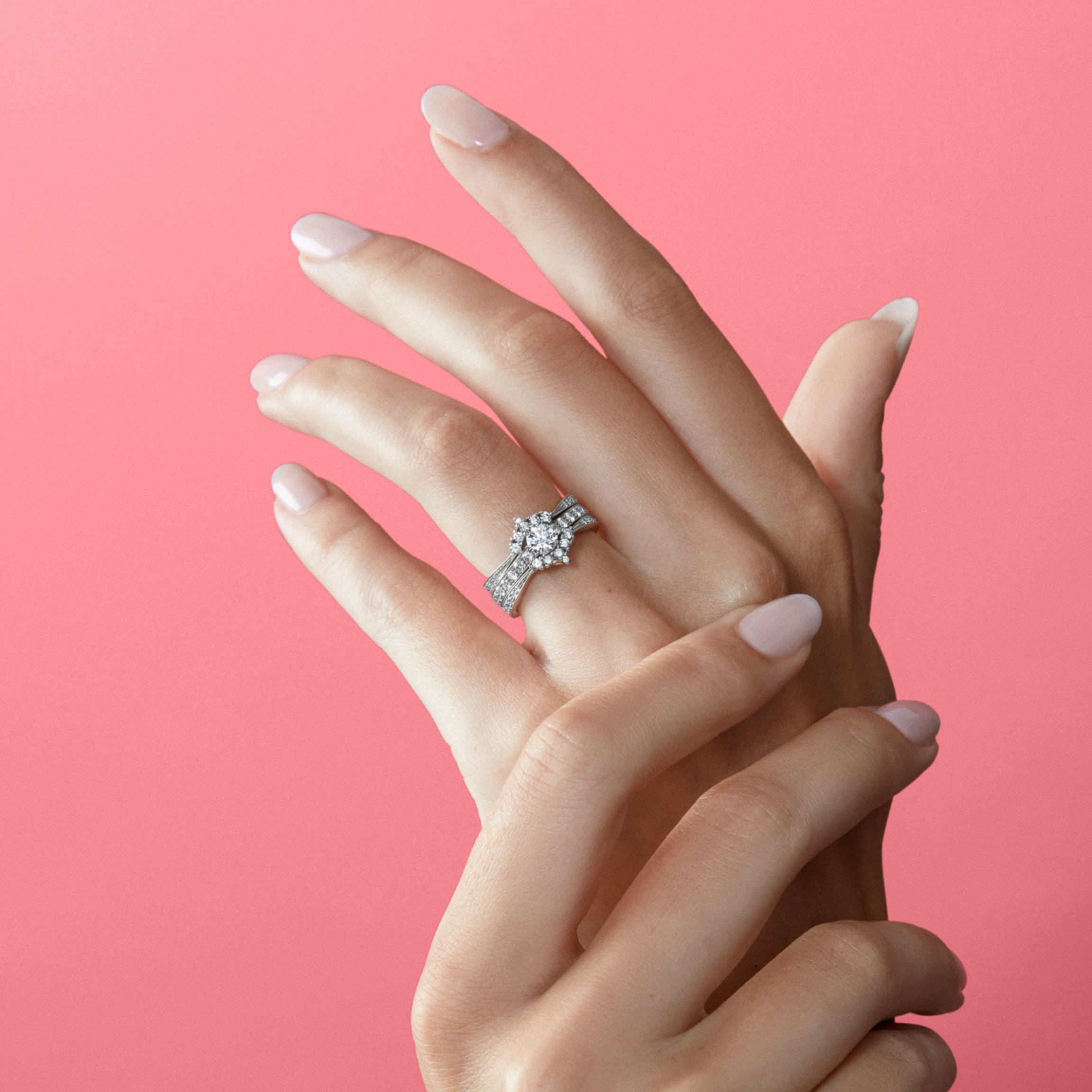 Timanttisormus pavé-istutuksella, valkokultaa – Lumi-sormus kädessä mallilla