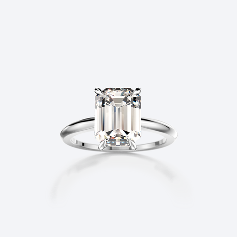 OJL Moon N’ Back sormus, 3,00 ct emerald-hiottu timantti, platinaa, lähikuva valkoisella taustalla