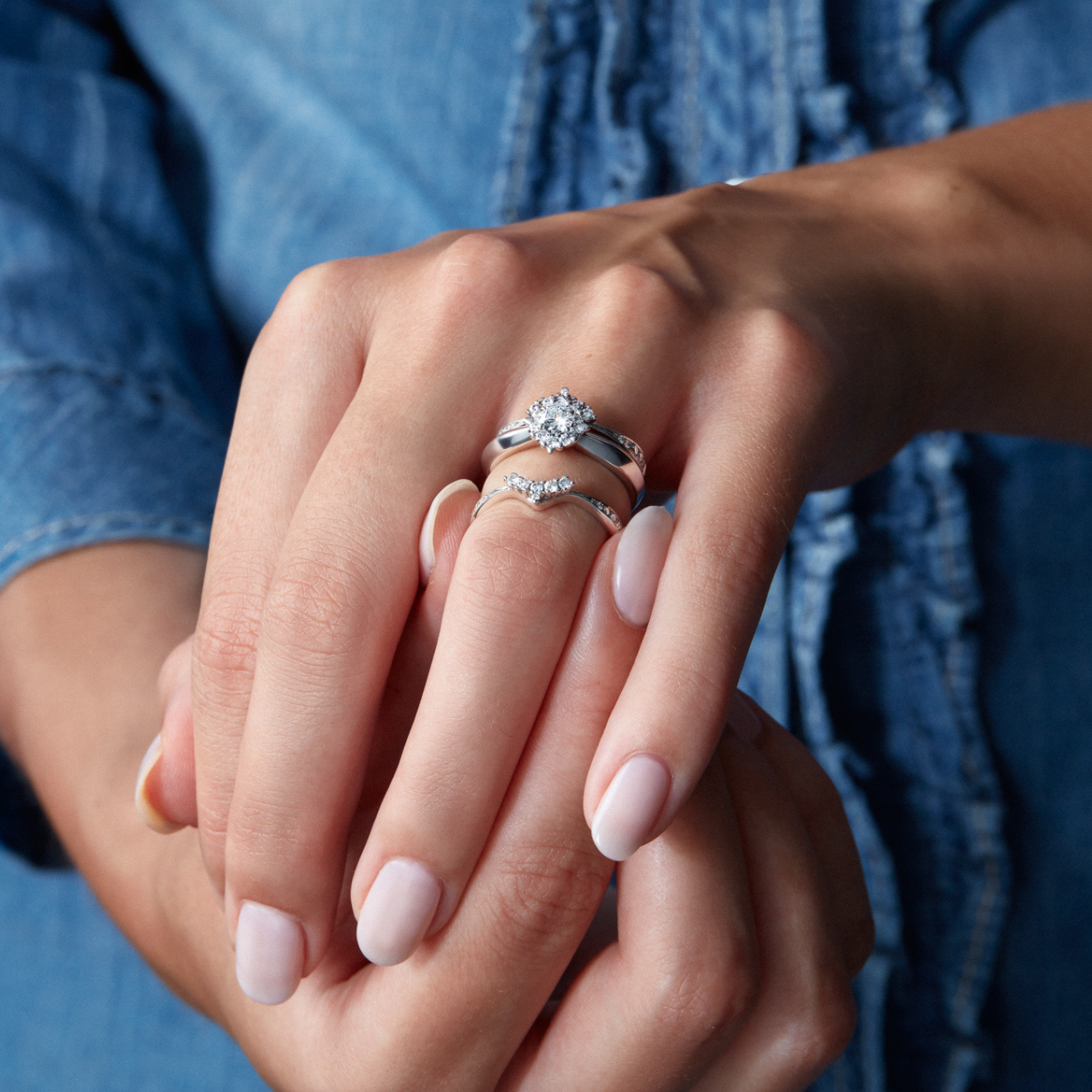 OJL Kide-sormusyhdistelmä Lumi-syleilijöillä, valkokultaa, lähikuva