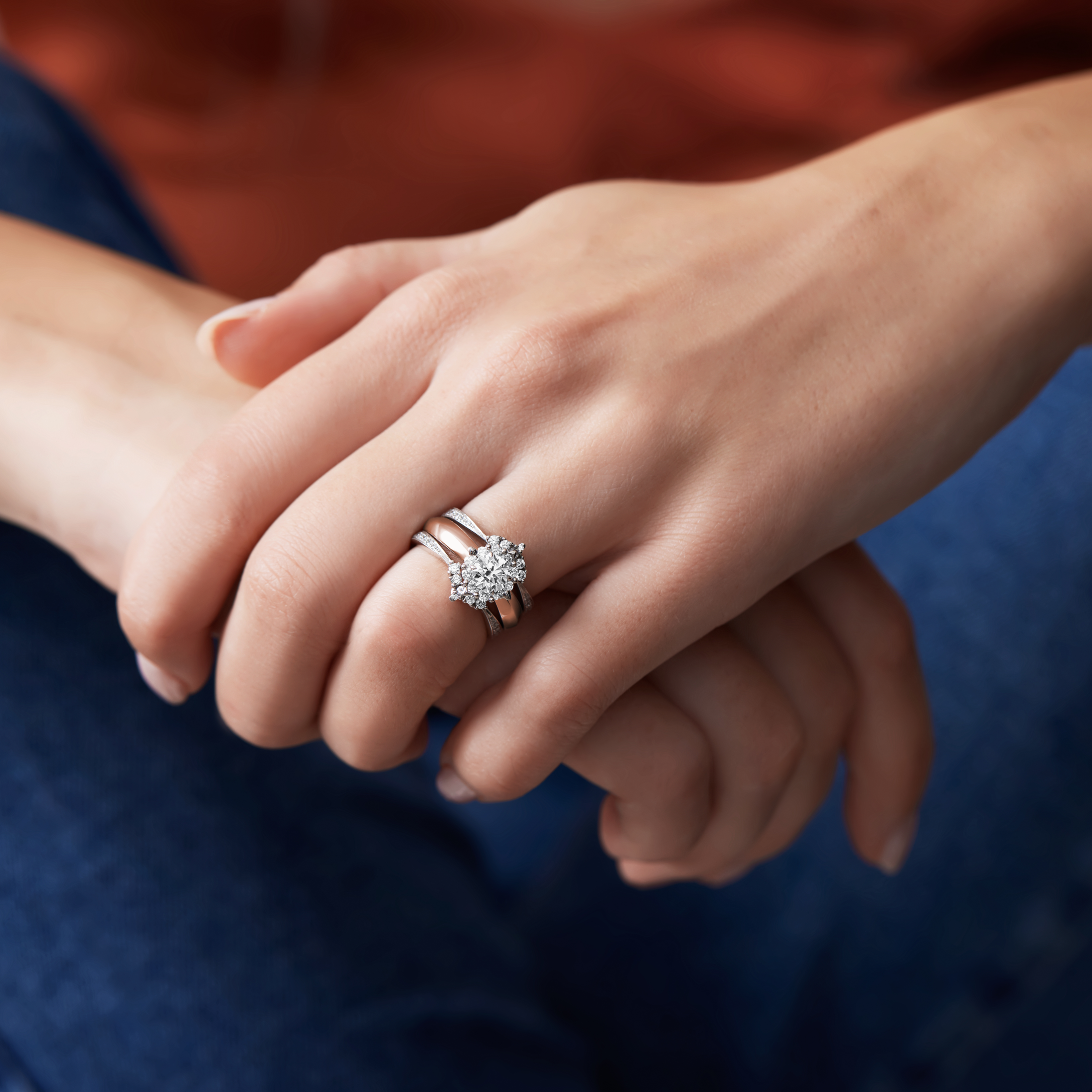 OJL Kide-trilogiasormus 0.75 ct briljanttitimantilla ja syleilijät, ruusukultaa, lähikuva valkoisella taustalla