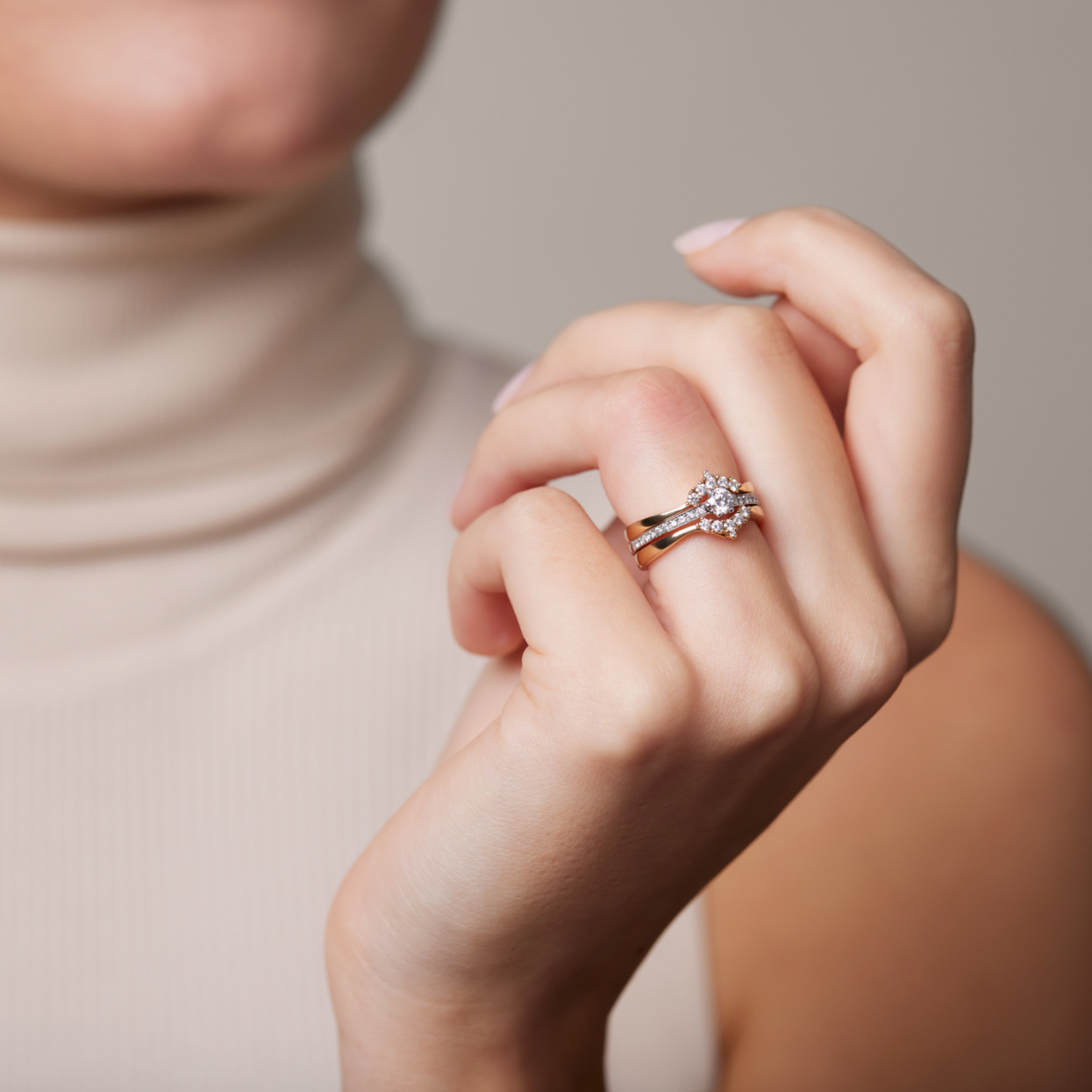 Kaksi keltakultaista Lumi Syleilijä-sormusta, timantit 0,10ct, yhdistelmä