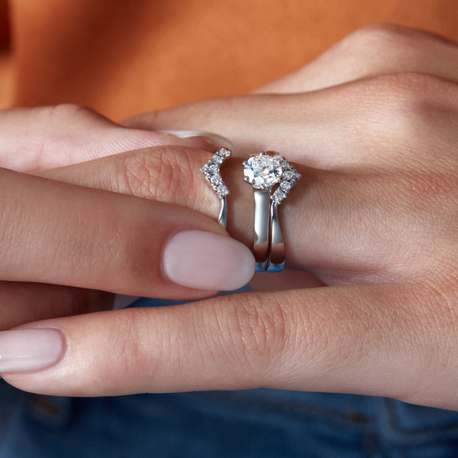 Lumi Syleilijä-sormus valkokultaa, mallikäytössä, tyylikäs valinta